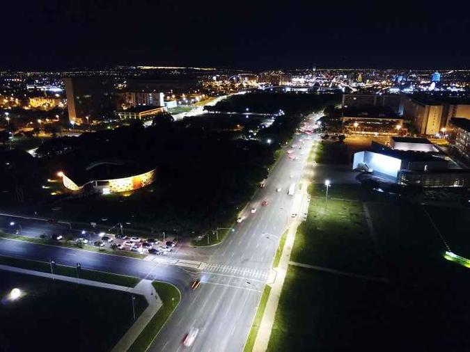 Região que engloba Memorial dos Povos Indígenas (à esquerda) e Praça do Buriti é pouco iluminada durante a noite(foto: Breno Fortes/CB/D.A. Press - 8/12/2017) Região que engloba Memorial dos Povos Indígenas (à esquerda) e Praça do Buriti é pouco iluminada durante a noite(foto: Breno Fortes/CB/D.A. Press - 8/12/2017)