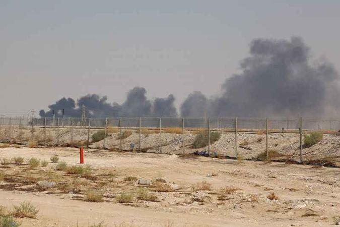 Ataques de drones provocaram incêndios em duas instalações de petróleo da Saudi Aramco(foto: AFP) Ataques de drones provocaram incêndios em duas instalações de petróleo da Saudi Aramco(foto: AFP)