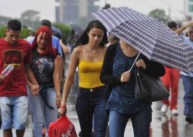 Chuva alivia calor e seca em Brasília: previsão é de que continue ao longo do mês e ajude a amenizar os efeitos do racionamento no Distrito Federal (foto: Minervino Junior/CB/D.A Press ) Chuva alivia calor e seca em Brasília: previsão é de que continue ao longo do mês e ajude a amenizar os efeitos do racionamento no Distrito Federal (foto: Minervino Junior/CB/D.A Press )