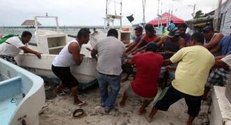 Pescadores amarram seus barcos em Cancún com a aproximação da Tempestade Franklin na costa do México(foto: Alonso Cupul/EPA/Lusa) Pescadores amarram seus barcos em Cancún com a aproximação da Tempestade Franklin na costa do México(foto: Alonso Cupul/EPA/Lusa)