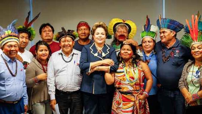 Dilma em reunião com lideranças indígenas(foto: Senado/Divulgação) Dilma em reunião com lideranças indígenas(foto: Senado/Divulgação)