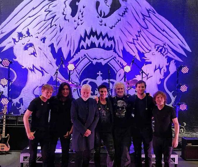 Alírio Netto e a banda Queen Extravaganza cumprem turnê pela Europa(foto: Arquivo Pessoal) Alírio Netto e a banda Queen Extravaganza cumprem turnê pela Europa(foto: Arquivo Pessoal)