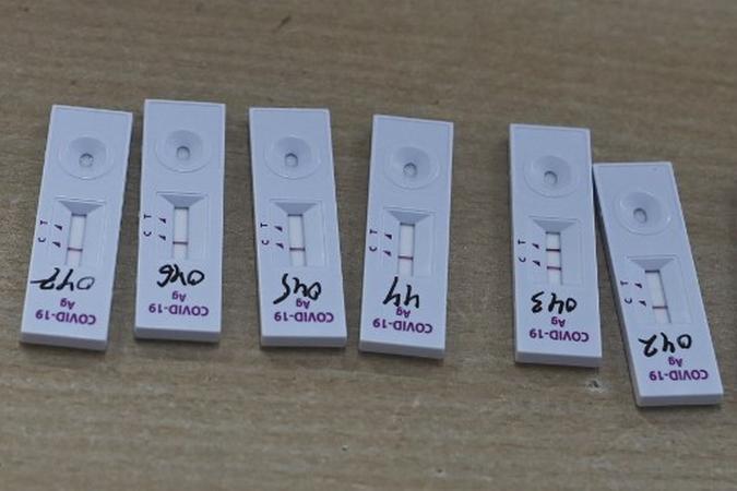 Kits de teste r�pido de ant�geno (RAT) para o coronav�rus.(foto: SAJJAD HUSSAIN / AFP)