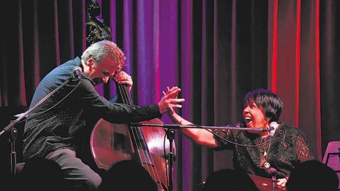 Rosa Passos em dueto com o baixista Paulo Paulelli (foto: Página 12/Reprodução ) Rosa Passos em dueto com o baixista Paulo Paulelli (foto: Página 12/Reprodução )