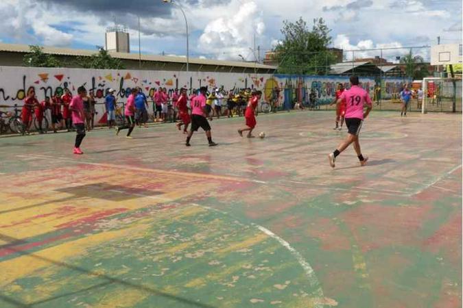 Torneios de futsal promovidos na Estrutural por Kleiton de Paula visam à arrecadação de alimentos(foto: Kleiton de Paula/Divulgação) Torneios de futsal promovidos na Estrutural por Kleiton de Paula visam à arrecadação de alimentos(foto: Kleiton de Paula/Divulgação)