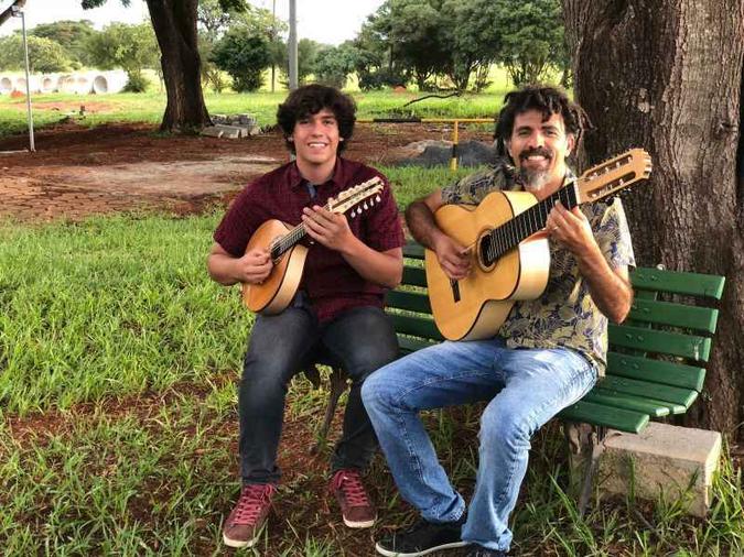 A dupla apresentará repertório variado, com clássicos e músicas autorais(foto: Cláudia Coury/Divulgação) A dupla apresentará repertório variado, com clássicos e músicas autorais(foto: Cláudia Coury/Divulgação)