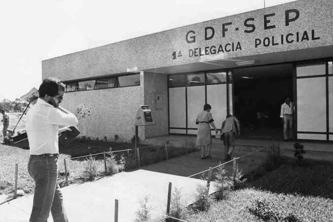 12/05/1983 - Mário Eugênio, jornalista do Correio Braziliense, chega à 1ª Delegacia de Polícia para mais um dia de trabalho(foto: Givaldo Barbosa/CB/D.A Press)