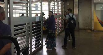 Portões da estação Central só abriam quando os passageiros dos últimos trens antes da paralisação total chegavam(foto: Mayara Subtil/Esp. CB/D.A Press) Portões da estação Central só abriam quando os passageiros dos últimos trens antes da paralisação total chegavam(foto: Mayara Subtil/Esp. CB/D.A Press)