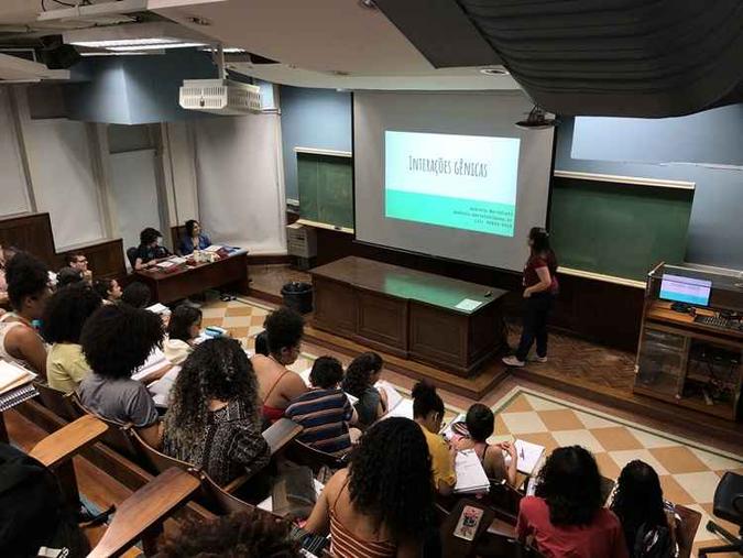 As aulas são ministradas por alunos voluntários da Faculdade de Medicina da USP(foto: Divulgação/MedEnsina) As aulas são ministradas por alunos voluntários da Faculdade de Medicina da USP(foto: Divulgação/MedEnsina)