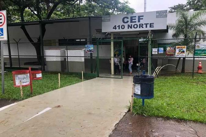 Entrada no CEF 410 Norte: retorno às aulas é desafio para a equipe em meio à comoção causada pela morte suspeita de ex-diretor(foto: ED ALVES/CB/D.A Press) Entrada no CEF 410 Norte: retorno às aulas é desafio para a equipe em meio à comoção causada pela morte suspeita de ex-diretor(foto: ED ALVES/CB/D.A Press)