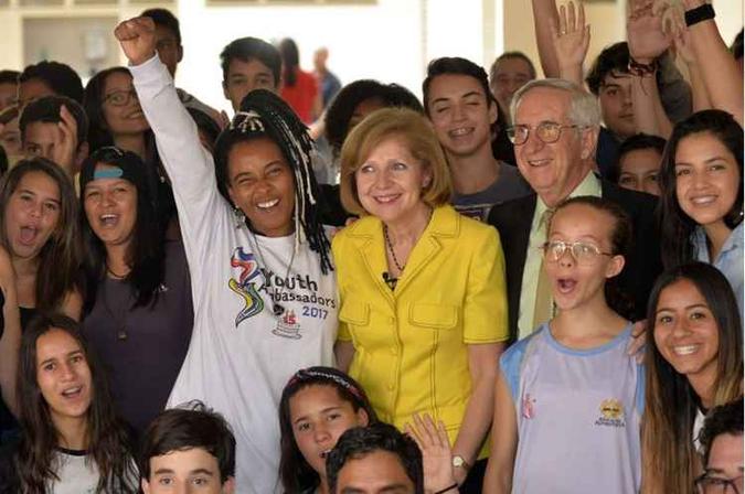 Jovem com a embaixadora dos Estados Unidos, Liliana Ayalde, o secretário de Educação do DF, Júlio Gregório Filho, e os colegas(foto: Marcelo Ferreira/CB/D.A Press) Jovem com a embaixadora dos Estados Unidos, Liliana Ayalde, o secretário de Educação do DF, Júlio Gregório Filho, e os colegas(foto: Marcelo Ferreira/CB/D.A Press)