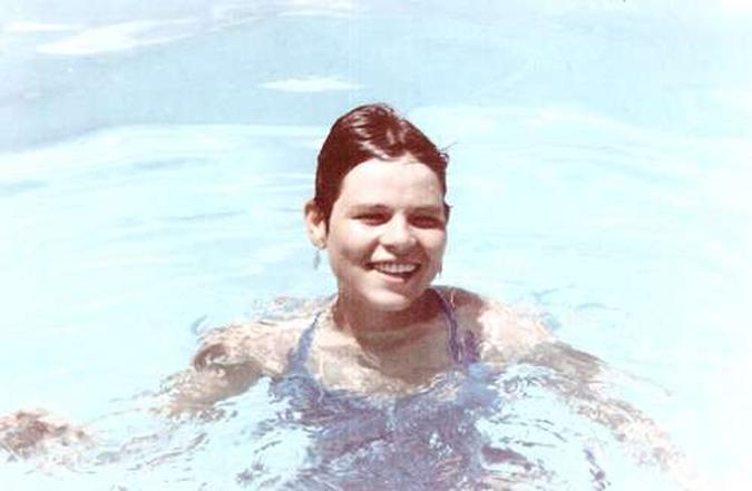 Cássia na piscina da casa de Elisa: época de formação musical ao som de muita MPB, Beatles e jazz (foto: Arquivo Pessoal ) Cássia na piscina da casa de Elisa: época de formação musical ao som de muita MPB, Beatles e jazz (foto: Arquivo Pessoal )