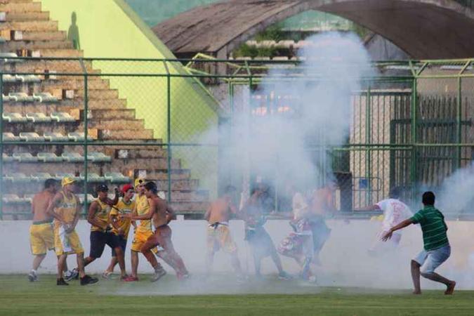 Confusão foi generalizada no clássico de 2017: houve confronto entre torcedores de Brasiliense e Gama no gramado do Bezerrão e o jogo foi encerrado(foto: SE Gama/Divulgação - 12/3/17 ) Confusão foi generalizada no clássico de 2017: houve confronto entre torcedores de Brasiliense e Gama no gramado do Bezerrão e o jogo foi encerrado(foto: SE Gama/Divulgação - 12/3/17 )