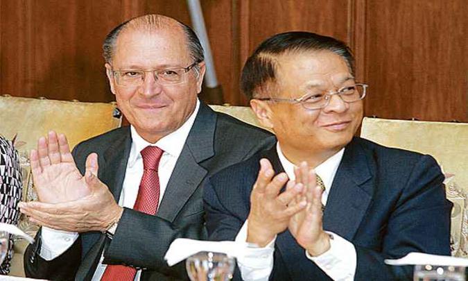 Reunido com o então governador de São Paulo, Geraldo Akckmin, em 2011, Terry Gou falou do interesse em investir mais no país(foto: DuAmorim/A2 Fotografia/Divulgação) Reunido com o então governador de São Paulo, Geraldo Akckmin, em 2011, Terry Gou falou do interesse em investir mais no país(foto: DuAmorim/A2 Fotografia/Divulgação)