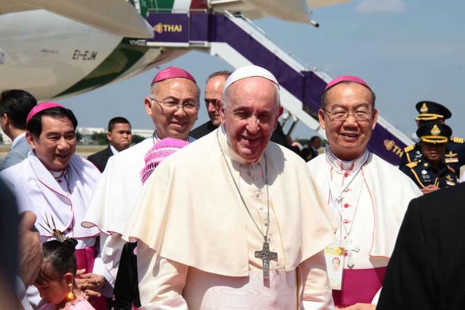 Sorridente, o Papa Francisco foi recebido pelo vice-primeiro-ministro da Tailândia(foto: Handout / Thai Organizing Committee / AFP) Sorridente, o Papa Francisco foi recebido pelo vice-primeiro-ministro da Tailândia(foto: Handout / Thai Organizing Committee / AFP)