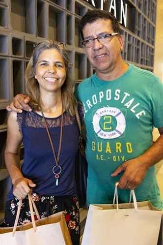 Sara e Walberto trocaram roupas e compraram peças em liquidação (foto: Vinicius Cardoso Vieira/Esp. CB/D.A Press) Sara e Walberto trocaram roupas e compraram peças em liquidação (foto: Vinicius Cardoso Vieira/Esp. CB/D.A Press)
