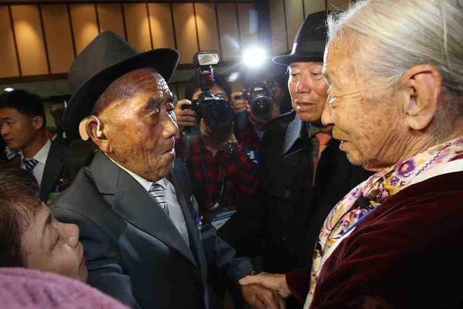 Marido e mulher se reencontram após anos de família separada(foto: The Korea Press Photographers Association/AFP Photo/Pool) Marido e mulher se reencontram após anos de família separada(foto: The Korea Press Photographers Association/AFP Photo/Pool)