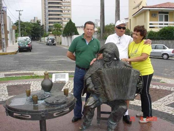 Paula Queiroz ao lado do marido e do amigo: pausa para foto na estátua de Gonzagão(foto: Arquivo pessoal) Paula Queiroz ao lado do marido e do amigo: pausa para foto na estátua de Gonzagão(foto: Arquivo pessoal)