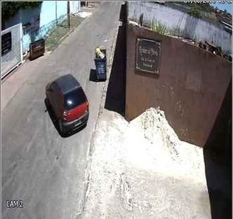 Vídeo mostra um dos carros realizando um furto em 31 de agosto. O veículo foi apreendido nesta terça-feira (4/9)(foto: PMDF/Divulgação) Vídeo mostra um dos carros realizando um furto em 31 de agosto. O veículo foi apreendido nesta terça-feira (4/9)(foto: PMDF/Divulgação)
