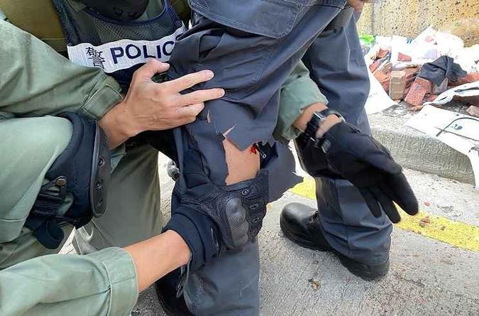 Policial foi atingido por uma flecha durante novo protestos nas ruas de Hong Kong(foto: STRINGER / HONG KONG POLICE FORCE / AFP) Policial foi atingido por uma flecha durante novo protestos nas ruas de Hong Kong(foto: STRINGER / HONG KONG POLICE FORCE / AFP)
