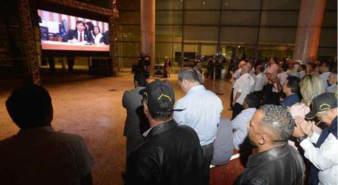 As duas categorias acompanharam a sessão ao vivo em dois telões(foto: Marcelo Ferreira/CB/D.A Press) As duas categorias acompanharam a sessão ao vivo em dois telões(foto: Marcelo Ferreira/CB/D.A Press)