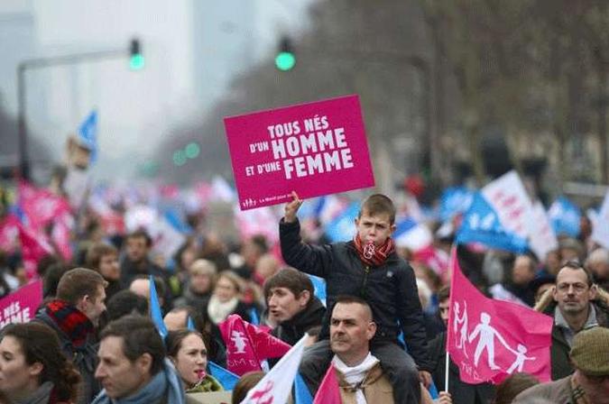 Criança carrega um cartaz escrito: Criança carrega um cartaz escrito: