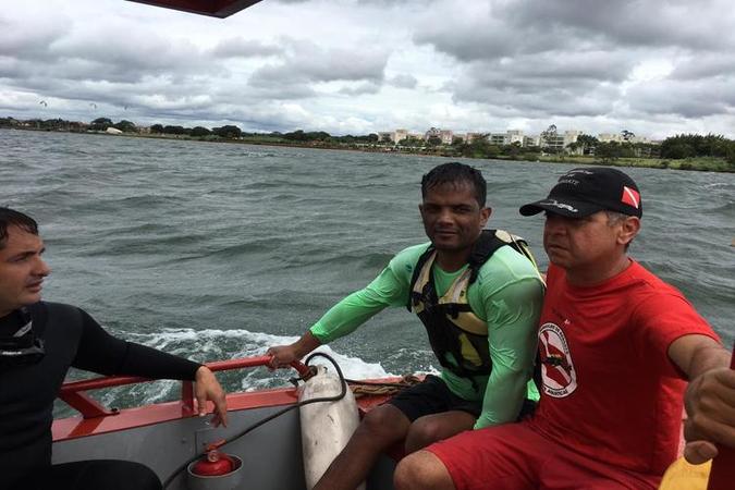 Atleta de canoagem Luciano Pereira Lima, 38 anos, ficou à deriva, no Lago Paranoá, na tarde desta sexta-feira (24/1), em função das rajadas de vento e ondas no local(foto: Divulgação/CBMDF) Atleta de canoagem Luciano Pereira Lima, 38 anos, ficou à deriva, no Lago Paranoá, na tarde desta sexta-feira (24/1), em função das rajadas de vento e ondas no local(foto: Divulgação/CBMDF)