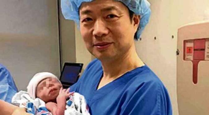 John Zhang, responsável pela técnica, com o bebê nascido em abril: John Zhang, responsável pela técnica, com o bebê nascido em abril:
