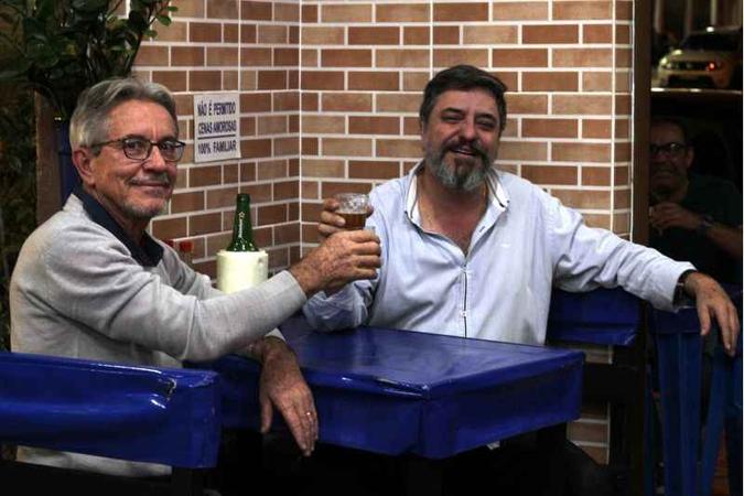 Slowacki Assis (E) e Paulo Coelho: local ideal para uma boa conversa(foto: B�rbara Cabral/Esp. CB/D.A Press)