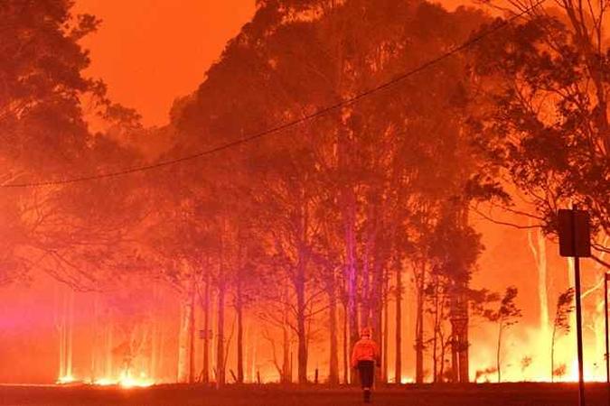 Após fogo, litoral leste da Austrália foi atingido por uma tempestade de granizo, com pedras de gelo do tamanho de bolas de golfe. A tempestade durou 15 minutos e foram registrados ventos de até 116 km/h.(foto: SAEED KHAN / AFP) Após fogo, litoral leste da Austrália foi atingido por uma tempestade de granizo, com pedras de gelo do tamanho de bolas de golfe. A tempestade durou 15 minutos e foram registrados ventos de até 116 km/h.(foto: SAEED KHAN / AFP)
