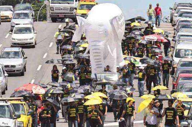 Integrantes da Polícia Federal devem encabeçar as reivindicações do funcionalismo por aumentos de salários(foto: Antônio Cruz/Agência Brasil/26/2/14) Integrantes da Polícia Federal devem encabeçar as reivindicações do funcionalismo por aumentos de salários(foto: Antônio Cruz/Agência Brasil/26/2/14)