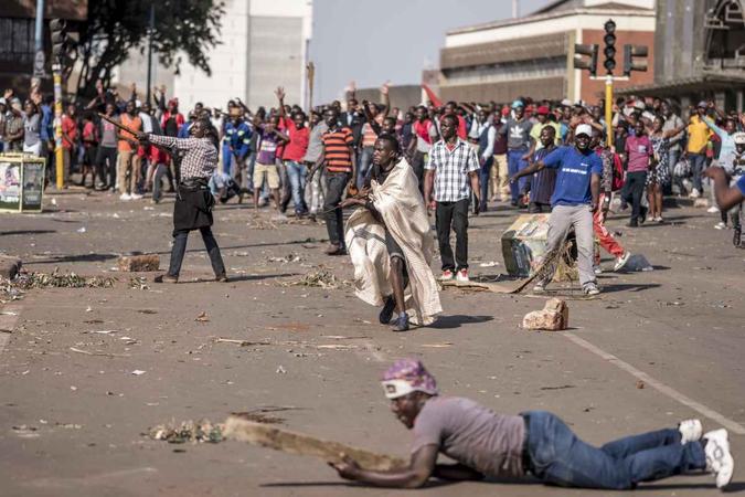 Os enfrentamentos em Harare com as forças de ordem começaram depois que os partidos da oposição acusaram a Comissão Eleitoral de fraude após o anúncio de vitória do partido governista(foto: Marco Longari / AFP) Os enfrentamentos em Harare com as forças de ordem começaram depois que os partidos da oposição acusaram a Comissão Eleitoral de fraude após o anúncio de vitória do partido governista(foto: Marco Longari / AFP)