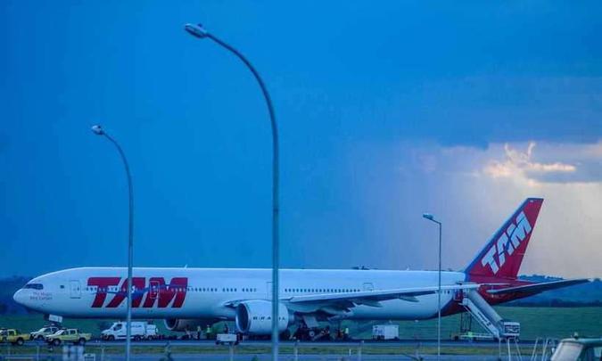 Avião da Latam teve que fazer um pouso de emergência no Aeroporto Internacional de Belo Horizonte-Confins, no começo da madrugada desta quinta-feira(foto: Leandro Couri/EM) Avião da Latam teve que fazer um pouso de emergência no Aeroporto Internacional de Belo Horizonte-Confins, no começo da madrugada desta quinta-feira(foto: Leandro Couri/EM)