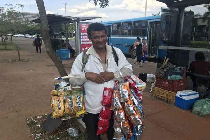 ''De vez em quando, passamos por humilhações. Mas precisamos sobreviver, e essa é a forma que encontramos para isso. Não podemos ligar muito pra isso'', Antônio Fernandes(foto: Geovana Oliveira/Esp. CB/D.A Press) ''De vez em quando, passamos por humilhações. Mas precisamos sobreviver, e essa é a forma que encontramos para isso. Não podemos ligar muito pra isso'', Antônio Fernandes(foto: Geovana Oliveira/Esp. CB/D.A Press)