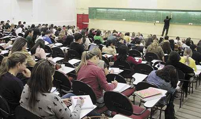Curso preparatório em Brasília: ontem com muitos alunos interessados em estabilidade e altos salários dos cargos oferecidos pelo governo(foto: Ana Rayssa/Esp. CB/D.A Press) Curso preparatório em Brasília: ontem com muitos alunos interessados em estabilidade e altos salários dos cargos oferecidos pelo governo(foto: Ana Rayssa/Esp. CB/D.A Press)