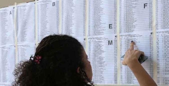 menina morena de costas olhando um lista com nomes na parede(foto: Marcos Santos/USP) menina morena de costas olhando um lista com nomes na parede(foto: Marcos Santos/USP)