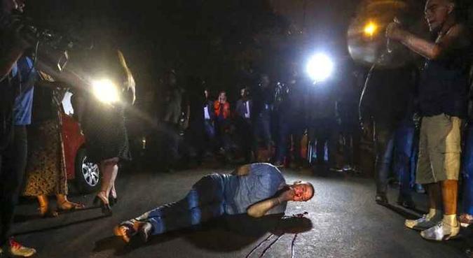 Ele bateu a cabeça na caçamba de um caminhão, ficou um tempo desacordado e depois se dirigiu ao hospital em frente ao prédio(foto: Miguel Schincariol/AFP) Ele bateu a cabeça na caçamba de um caminhão, ficou um tempo desacordado e depois se dirigiu ao hospital em frente ao prédio(foto: Miguel Schincariol/AFP)