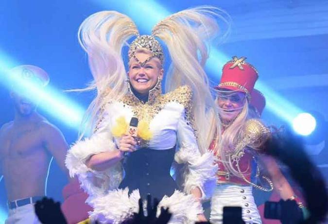Xuxa desceu da nave usada no programa Xou da Xuxa e apareceu com um figurino dos anos 1980(foto: Reprodução/Facebook) Xuxa desceu da nave usada no programa Xou da Xuxa e apareceu com um figurino dos anos 1980(foto: Reprodução/Facebook)
