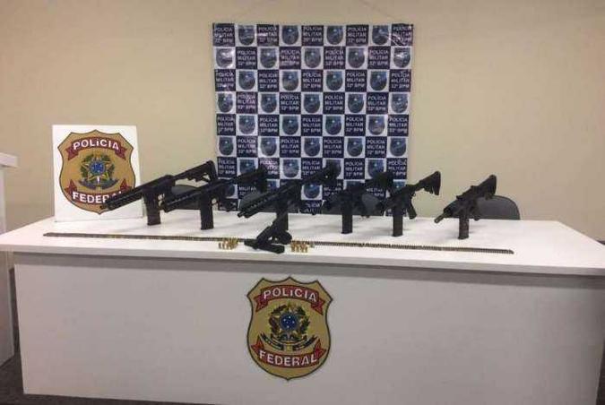 Foram apreendidos 6 fuzis de calibre 556, uma pistola Glock calibre 40, e 218 munições calibre 556(foto: Divulgação/PF) Foram apreendidos 6 fuzis de calibre 556, uma pistola Glock calibre 40, e 218 munições calibre 556(foto: Divulgação/PF)