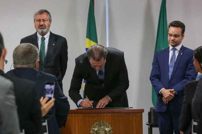 O presidente do STF, Dias Toffoli, não abriu mão de posar para fotos sentado à mesa de presidente da República(foto: Marcos Corrêa/PR ) O presidente do STF, Dias Toffoli, não abriu mão de posar para fotos sentado à mesa de presidente da República(foto: Marcos Corrêa/PR )
