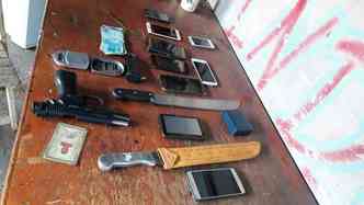 A polícia apreendeu armas de fogo, munições, itens, como celular, notebook e máquina de cartão de crédito usados para os crimes, um carro e dinheiro (foto: PCDF/ Divulgação)