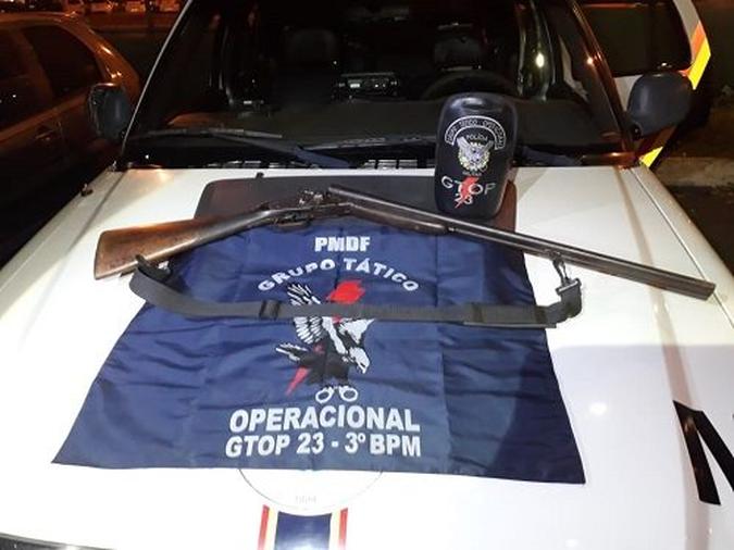 No fim da tarde de sexta-feira (6/7), policiais flagraram um homem na varanda de casa, na 310 Norte, exibindo uma espingarda(foto: PMDF/Divulgação) No fim da tarde de sexta-feira (6/7), policiais flagraram um homem na varanda de casa, na 310 Norte, exibindo uma espingarda(foto: PMDF/Divulgação)