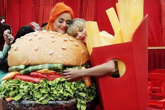 Katy Perry e Taylor Swift em 'You need to calm down'(foto: Youtube/Reprodução ) Katy Perry e Taylor Swift em 'You need to calm down'(foto: Youtube/Reprodução )