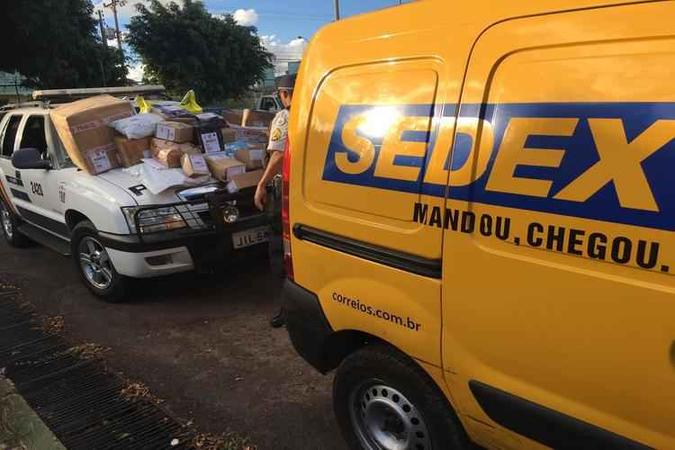Carro dos Correios estava com 28 pacotes de encomendas(foto: Polícia Militar/Divulgação) Carro dos Correios estava com 28 pacotes de encomendas(foto: Polícia Militar/Divulgação)