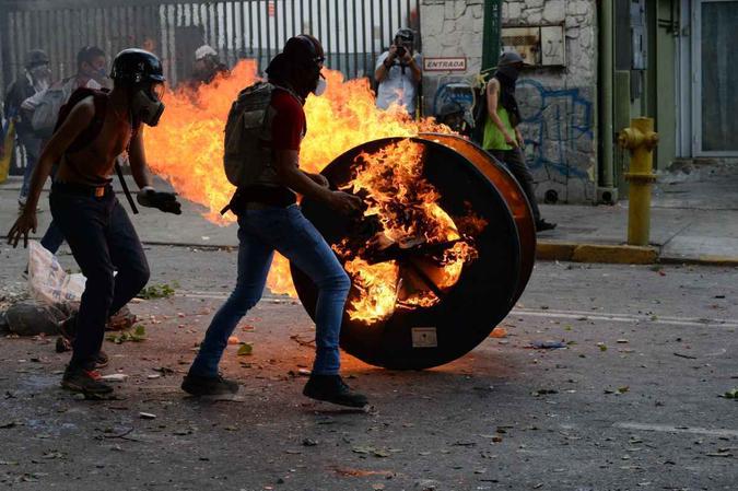 Manifestantes opositores de Maduro protestam na Venezuela (26/7)(foto: FEDERICO PARRA) Manifestantes opositores de Maduro protestam na Venezuela (26/7)(foto: FEDERICO PARRA)