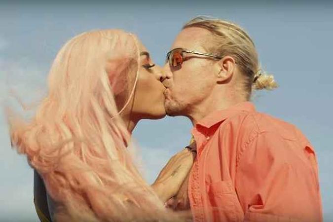Será que a drag e Diplo vão repetir o beijo ao vivo no Bloco da Pabllo?(foto: Reprodução/Internet) Será que a drag e Diplo vão repetir o beijo ao vivo no Bloco da Pabllo?(foto: Reprodução/Internet)