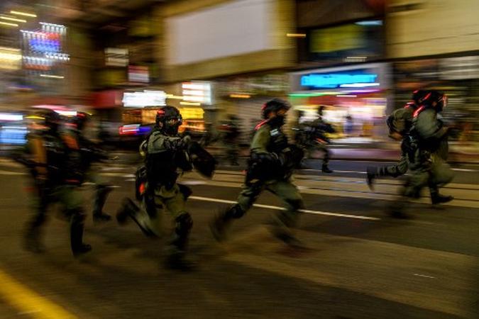 A polícia avança em manifestantes durante uma manifestação contra uma nova lei de segurança nacional em Hong Kong em 1º de julho de 2020, no 23º aniversário da transferência da cidade da Grã-Bretanha para a China.(foto: Anthony WALLACE / AFP) A polícia avança em manifestantes durante uma manifestação contra uma nova lei de segurança nacional em Hong Kong em 1º de julho de 2020, no 23º aniversário da transferência da cidade da Grã-Bretanha para a China.(foto: Anthony WALLACE / AFP)
