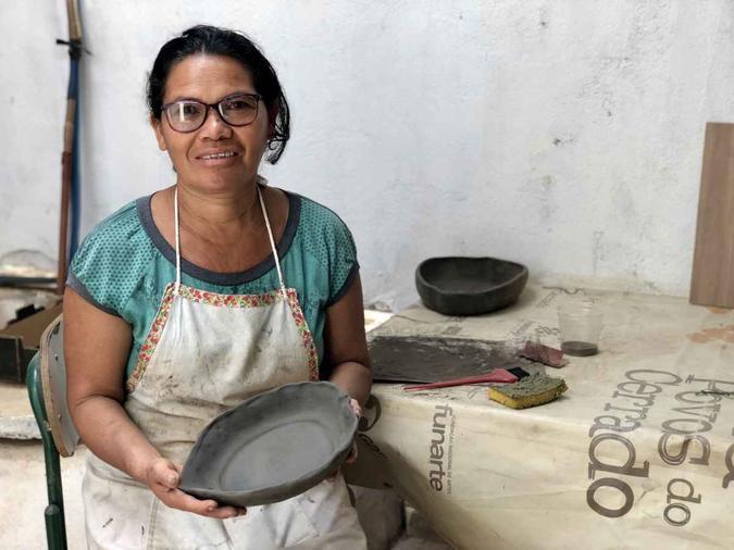 Maria Nelma é ceramista há oito meses no projeto apoiado pela Paranoarte. Ela tem, no barro, um sonho de profissionalização.(foto: Rachel Sabino/Esp. CB/D.A Press) Maria Nelma é ceramista há oito meses no projeto apoiado pela Paranoarte. Ela tem, no barro, um sonho de profissionalização.(foto: Rachel Sabino/Esp. CB/D.A Press)