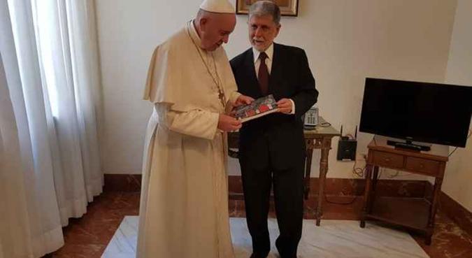 Amorim presenteou o papa com um livro de entrevistas do ex-presidente Lula(foto: Divulgação) Amorim presenteou o papa com um livro de entrevistas do ex-presidente Lula(foto: Divulgação)