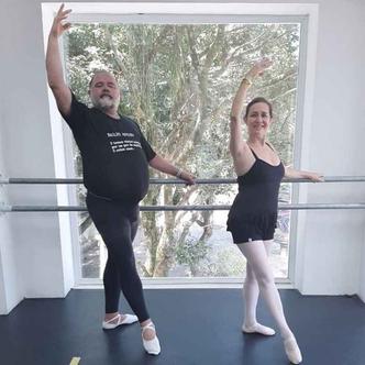 Leo Jaime já compartilhou nas redes o gosto pela dança. Além do balé clássico, o artista já arriscou alguns passos de hip hop.(foto: Instagram/Reprodução) Leo Jaime já compartilhou nas redes o gosto pela dança. Além do balé clássico, o artista já arriscou alguns passos de hip hop.(foto: Instagram/Reprodução)
